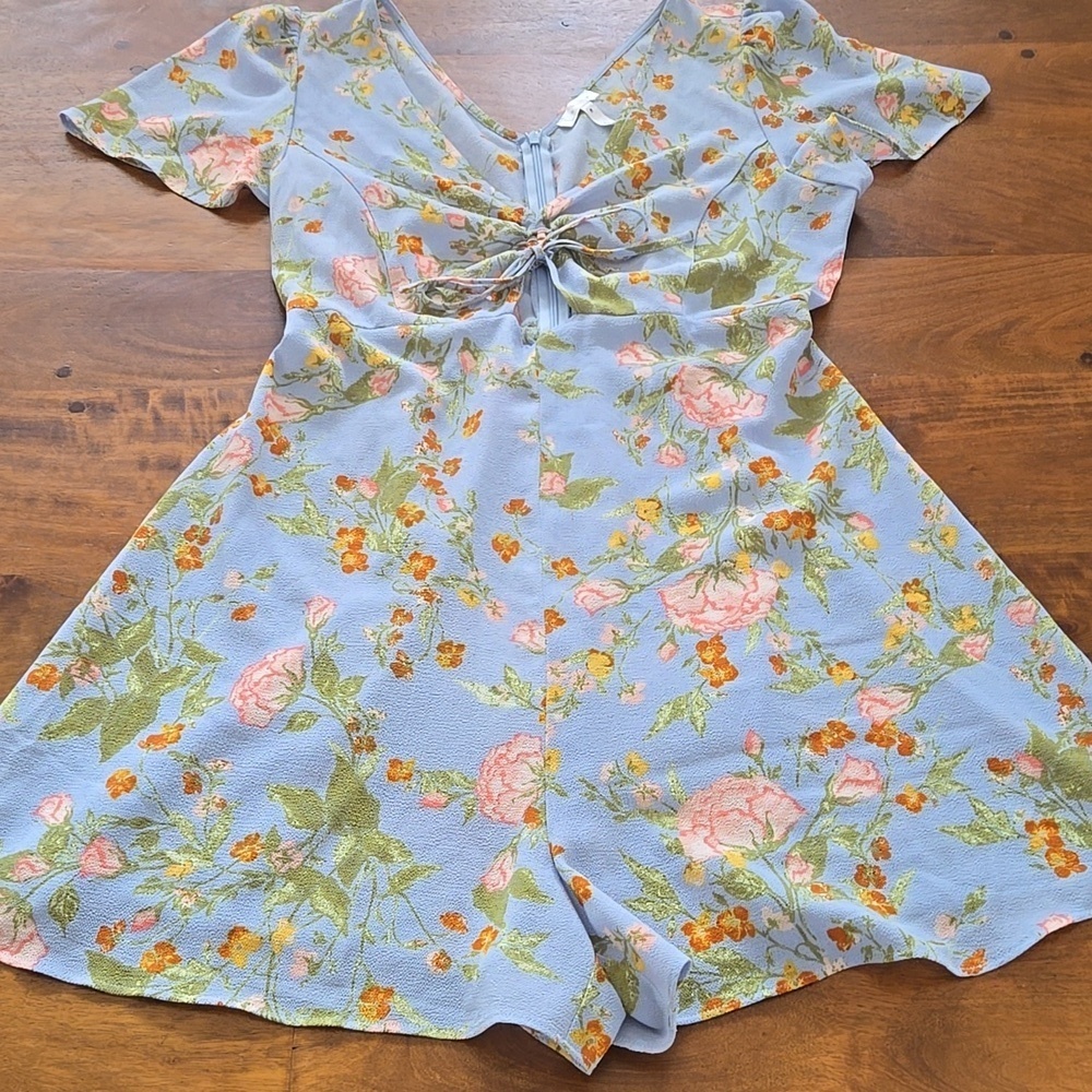 NWOT Leith Blue Floral Romper With Cut Out Detail Size Medium